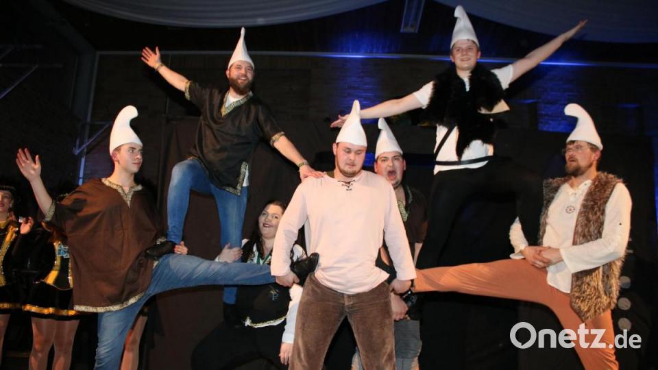 Das Männerballett zeigte Szenen aus der TV-Geschichte. Bild: sne