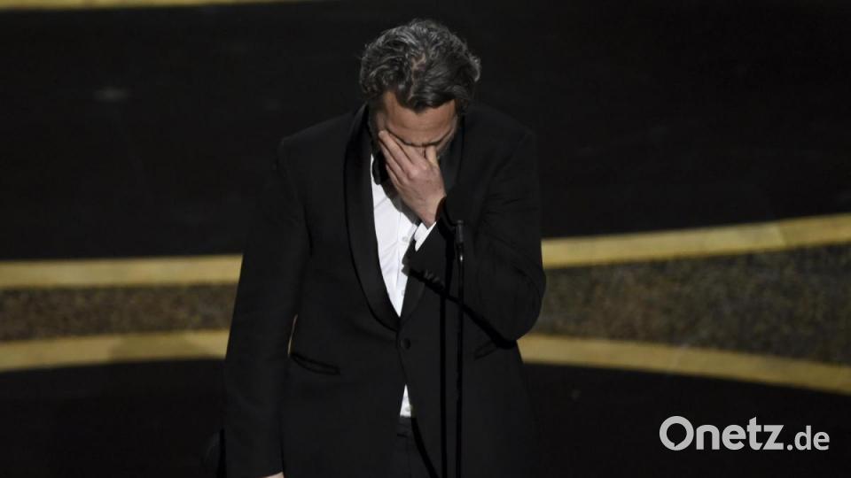 Sichtlich gerührt über die Auszeichnung: Schauspieler Joaquin Phoenix. Bild: Chris Pizzello/Invision/AP/dpa