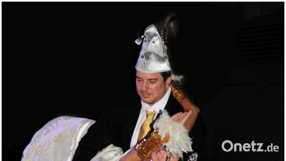 Mit einer akrobatischen Tanzeinlage eröffnete das FCC-Prinzenpaar Michael VI. und Christina I. die Tanzrunde. Bild: jzk