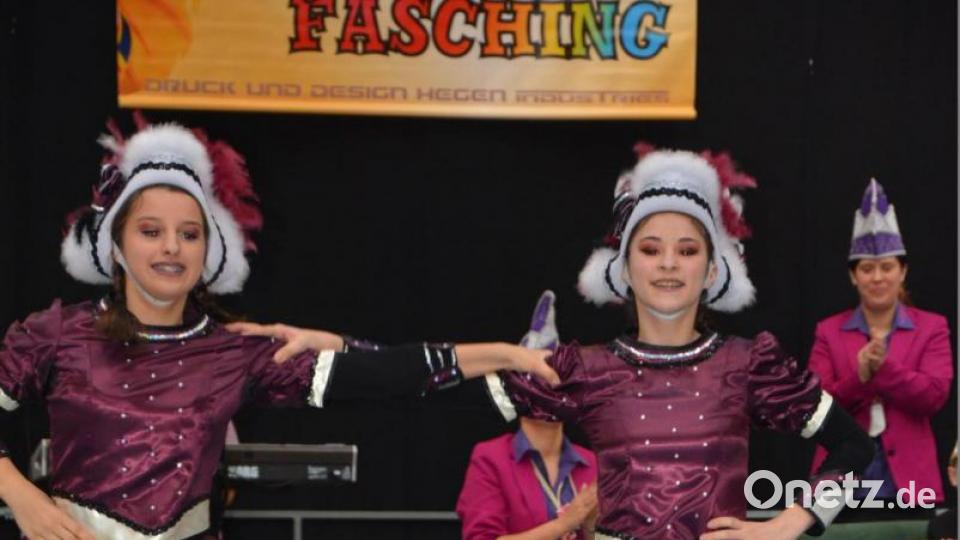 Die Tanzmariechen Anna (links) und Sophie vom TuS Mitterteich. Bild: jr