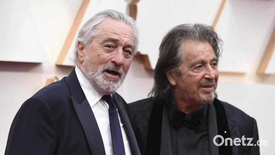 Zwei alte Hasen der Filmbranche: Die Schauspieler Robert De Niro (l) und Al Pacino kommen laufen über den roten Teppich. Bild: Jordan Strauss/Invision/AP/dpa