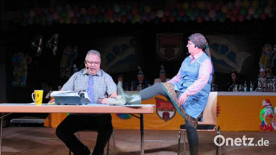 Viel Beifall bekamen Bertram Dürrschmidt und seine Frau Barbara für ihren Sketch „Im Landratsamt auf der Zulassungsstelle“. Bild: jzk