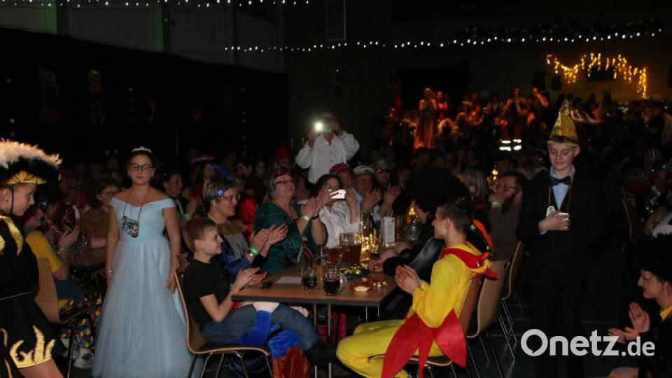 Ehlen I. und Elias I. schritten feierlich zum Eröffnungstanz. Bild: sne