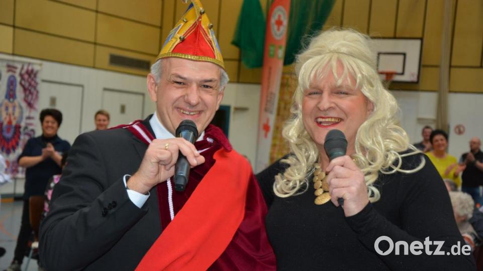 Bürgermeister Roland Grillmeier (links) als „Kaiser Roland“ im Duett mit Thomas Buchmann, der als Maite Kelly auftrat. Bild: jr