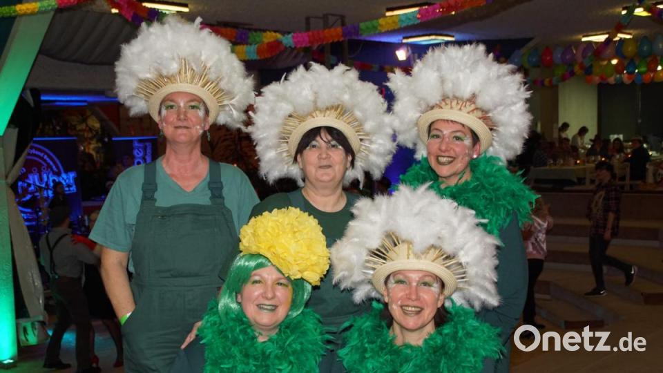 Als &quot;Löwenzahn&quot; waren diese Damen beim FC/JMC-Fasching unterwegs. Bild: mmj