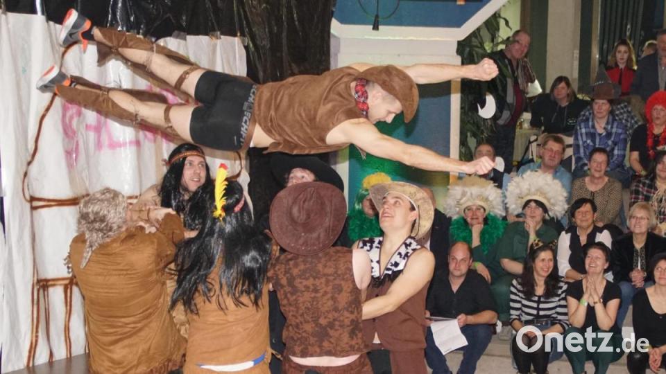 Die Einlage der &quot;FC-Dreamboys&quot; bildet stets das HIghlight des Faschingsballs. Diesmal stand die akrobatische Darbietung unter dem Motto &quot;Wilder Westen&quot;. Bild: mmj