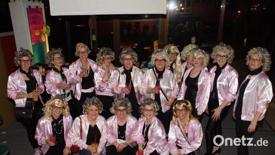 Diese pinken Ladys nahmen zwischendurch einen Drink an der Cocktailbar. Bild: mmj