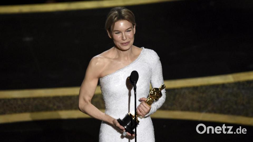 Renée Zellweger hält ihren Oscar fest in der Hand. Bild: Chris Pizzello/Invision/AP/dpa