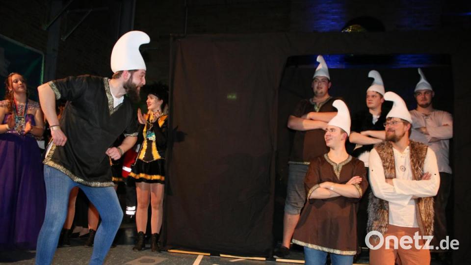 Faschingsprinz Fabian I. weißt das Männerballett ein. Bild: sne