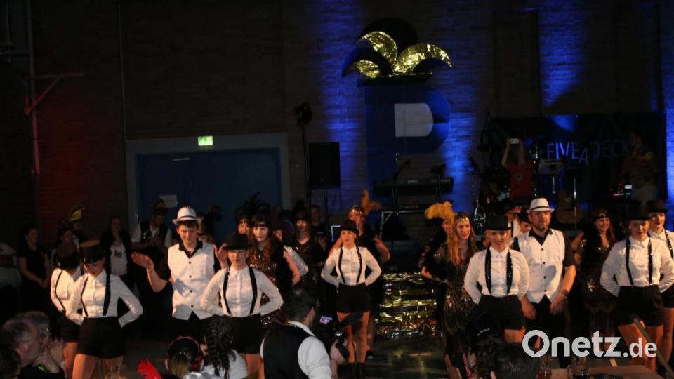 Auf die Goldenen 20er Jahre stieß das Showtanzensemble an. Bild: sne