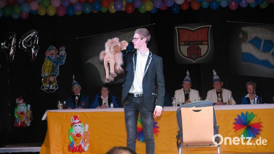 Kaum bändigen konnte der Bauchredner Martin Wagner seine Maskottchen Kalle. Bild: jzk