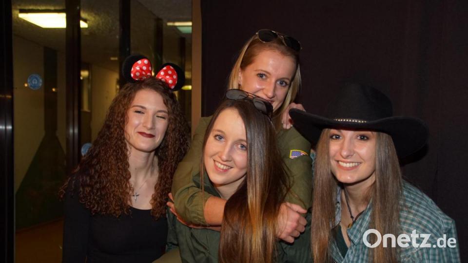 Diese Mädels waren beim Faschingsball in bester Laune. Bild: mmj