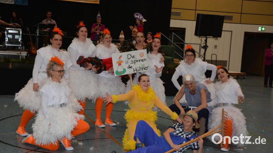 Wie es auf einem Bauernhof mit „spinnenden Hühnern“ zugeht, zeigte das Damenballett „Starlight“ des Mitterteicher Gaudiwurms. Bild: jr