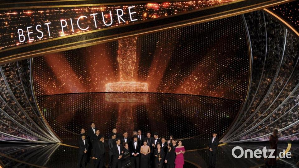 Das Team von „Parasite“ nimmt den Oscar für den besten Film entgegen. Bild: Chris Pizzello/Invision/AP/dpa