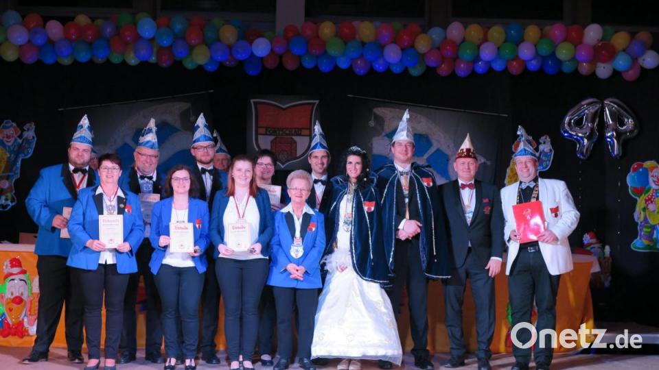 Klaus Wicklein vom Fastnachtsverband Franken (Zweiter von rechts) zeichnete neun Aktive des Fortschauer Carneval-Clubs für ihre Verdienste mit Urkunden aus. Zur Ehrung gratulierten auch die FCC-Regenten, Prinz Michael VI. und Prinzessin Christina I. Bild: jzk
