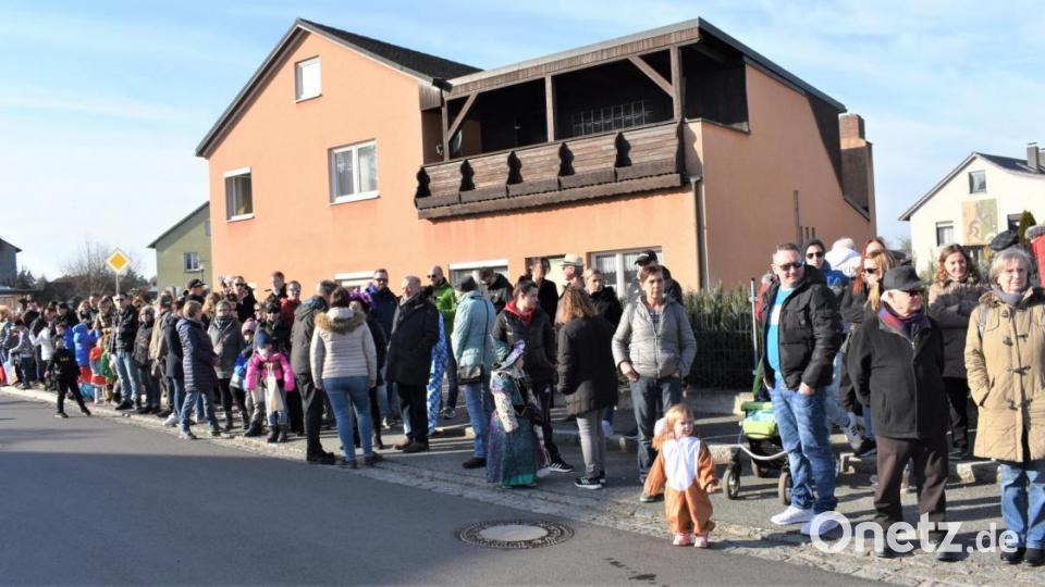 Der 3. Revival-Faschingszug schlängelte sich am Sonntag durch die Straßen von Hütten. Bild: rgr