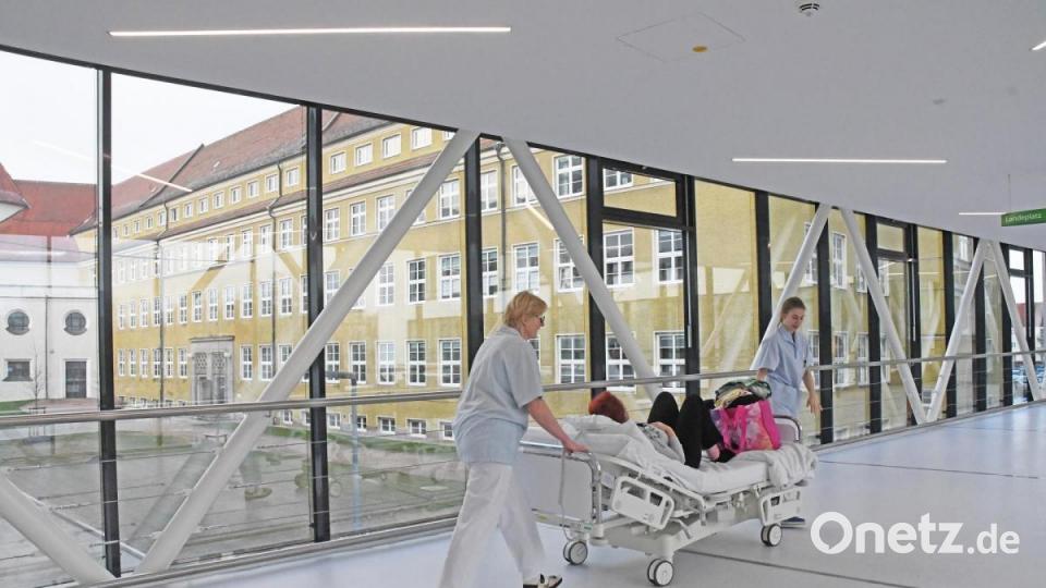 Aus Station 73 wird Station 201: Auf rollenden Betten ziehen etwa 28 Patienten deshalb im Klinikum in den Neubau. Das eindrücklichste Stück des Umzugwegs markiert der Glasgang, der Alt- und Neubau verbindet. Bild: Gabi Schönberger