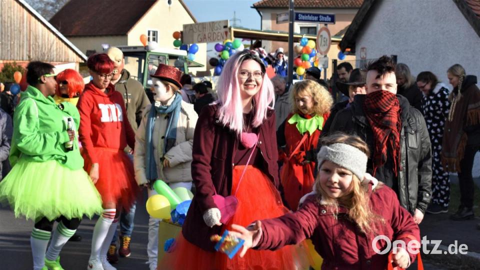 Der 3. Revival-Faschingszug schlängelte sich am Sonntag durch die Straßen von Hütten. Bild: rgr