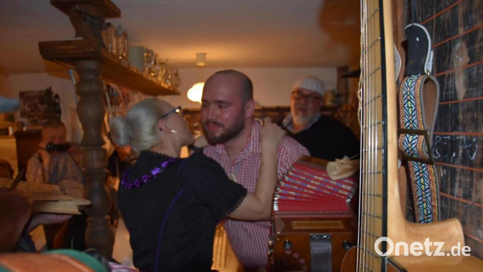 Verleihung der handgeschnitzten Zoiglorden beim "Waldhauser" Bild: ui