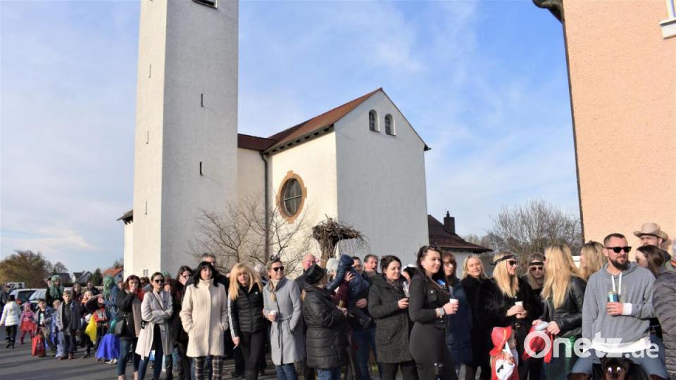 Der 3. Revival-Faschingszug schlängelte sich am Sonntag durch die Straßen von Hütten. Bild: rgr