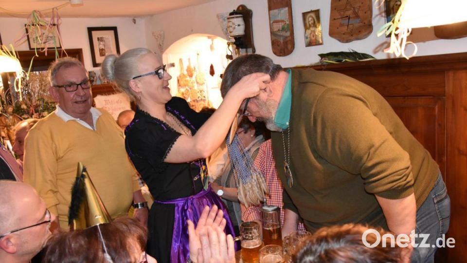 Verleihung des handgeschnitzten Zoiglorden beim "Waldhauser" an Gerhard Steiner. Bild: ui