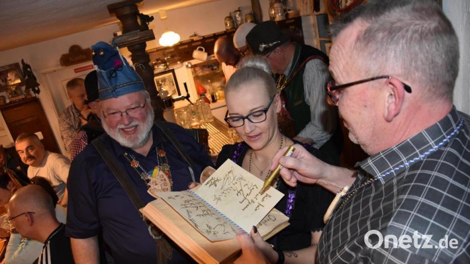 Verleihung der handgeschnitzten Zoiglorden beim "Waldhauser" Bild: ui