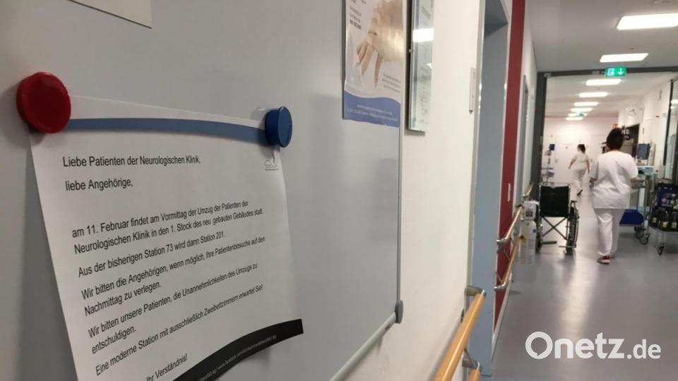 Am Dienstag ist Umzugstag. Viele Zettel verkünden das auf der Station 73, die im Altbau geschlossen wird, um im Neubau als Station 201 fort zu bestehen. Bild: Gabi Schönberger