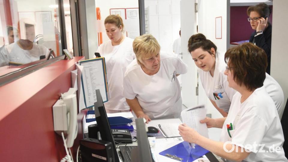 Letzte Absprachen des Pflegepersonals vor dem Umzug. Bild: Gabi Schönberger