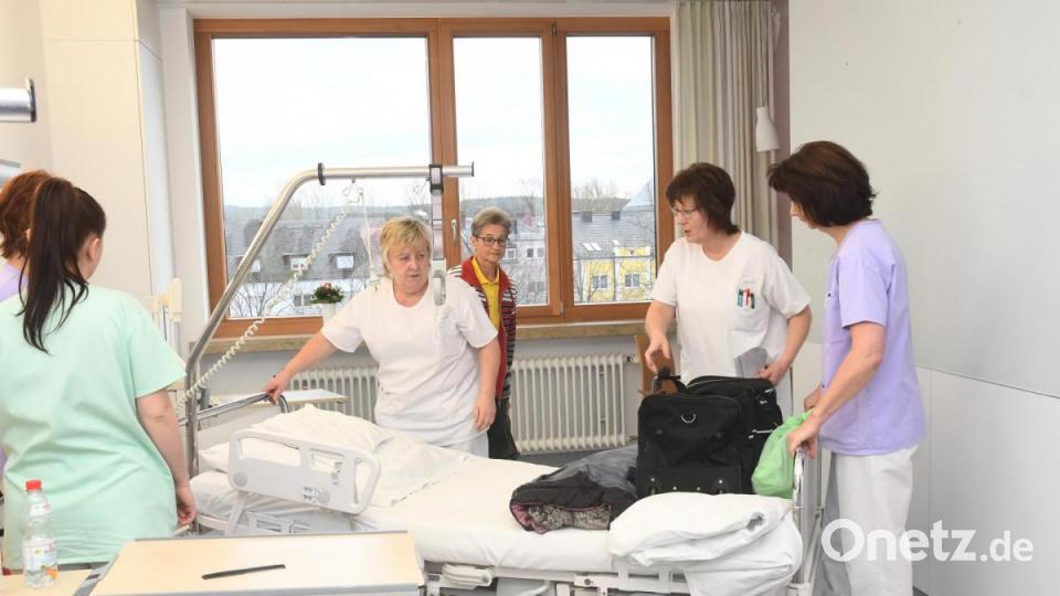 Die Koffer sind gepackt, das Bett rollt in die neue Station. Teils laufen die Patienten sogar nebenher. Viele werden aber auch samt Bett geschoben. Bild: Gabi Schönberger