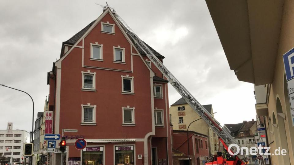 Herabgefallene Dachziegel riefen die Feuerwehr auch in der Johannisstraße auf den Plan. Bild: Gabi Schönberger