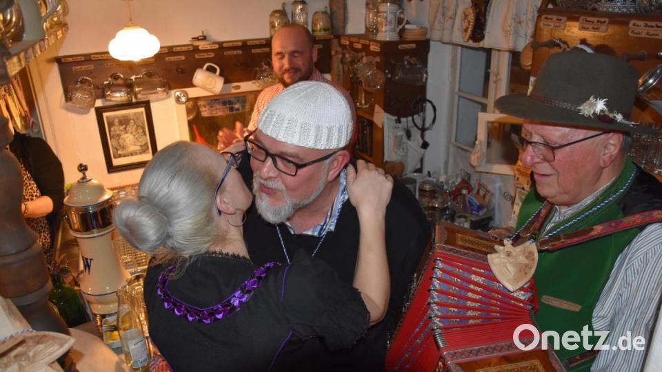 Verleihung des handgeschnitzten Zoiglorden beim "Waldhauser" an Wirt Gerald Wickel. Bild: ui