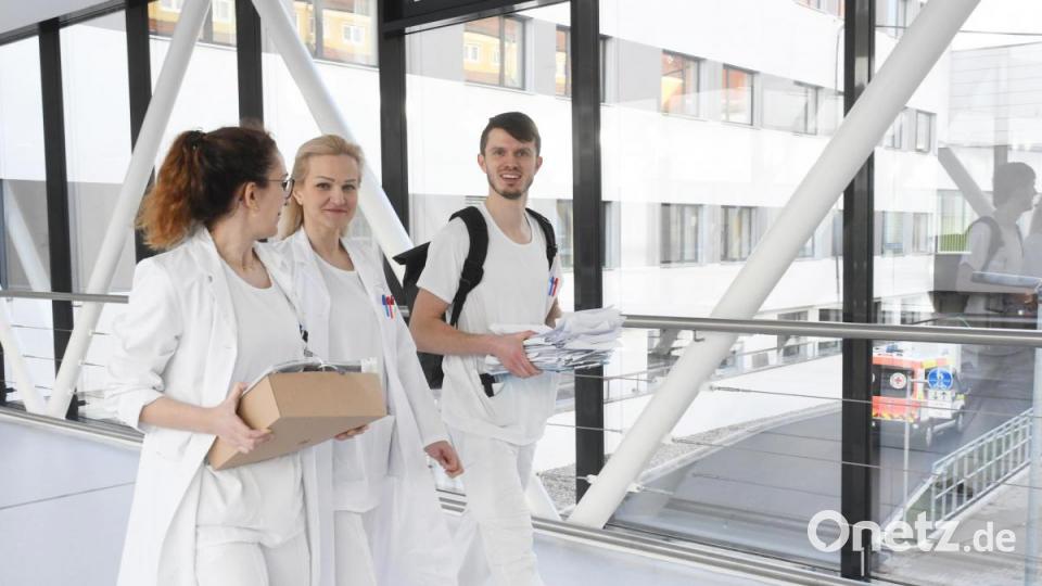 Auch das Pflegepersonal packt seine Sachen. Bild: Gabi Schönberger