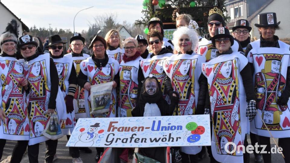 Der 3. Revival-Faschingszug schlängelte sich am Sonntag durch die Straßen von Hütten. Bild: rgr