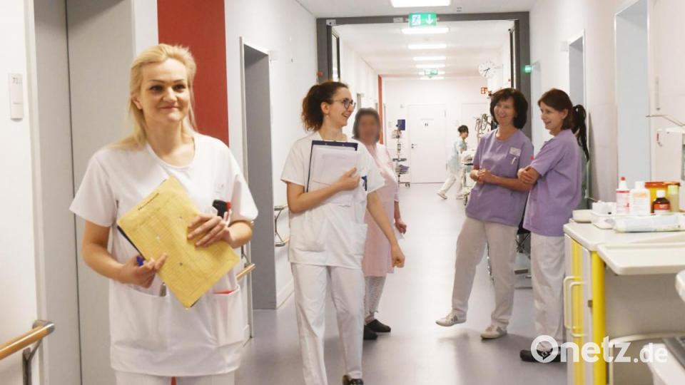 Egal, ob von Dialyse oder Chirurgie: Alle helfen beim Umzug der Patienten der neurologischen Station 73 im laufenden Betrieb zusammen. Bild: Gabi Schönberger