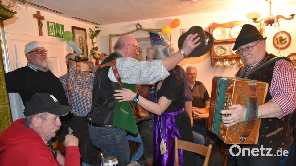 Verleihung der handgeschnitzten Zoiglorden beim "Waldhauser" Bild: ui