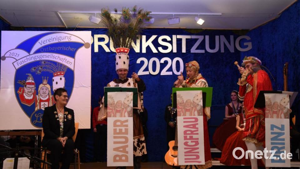 Klare Ansage an Waltraud Rath, die Regionalpräsidentin beim Landesverband Ostbayern (LVO): Das Plößberger Dreigestirn wünscht sich, im Jahr 2021 auf dem LVO-Pin abgebildet zu sein. Bild: gbj