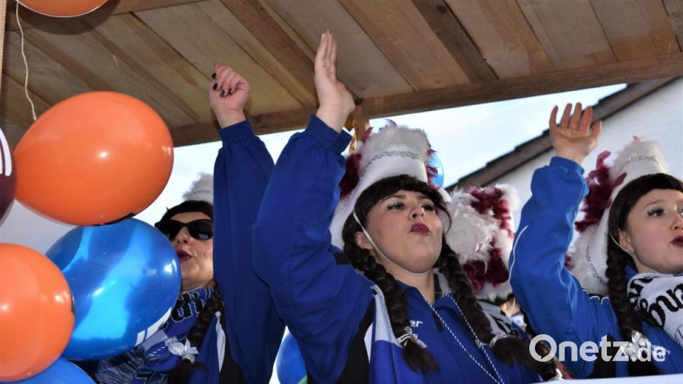 Der 3. Revival-Faschingszug schlängelte sich am Sonntag durch die Straßen von Hütten. Bild: rgr