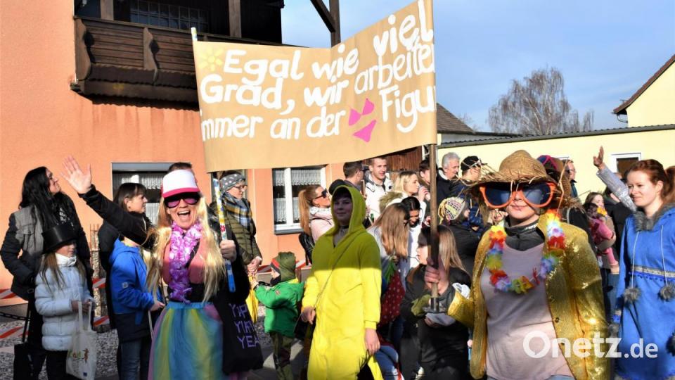 Der 3. Revival-Faschingszug schlängelte sich am Sonntag durch die Straßen von Hütten. Bild: rgr