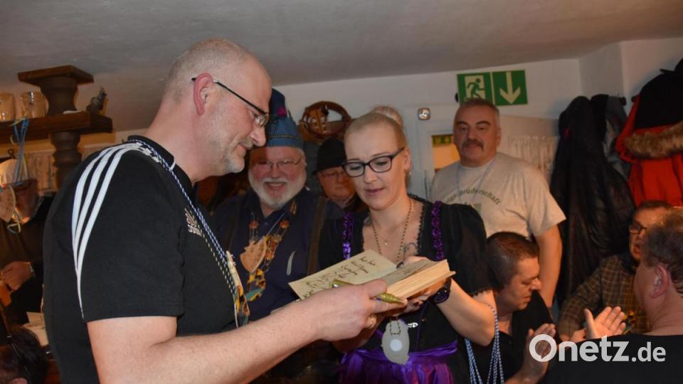 Verleihung der handgeschnitzten Zoiglorden beim "Waldhauser" Bild: ui