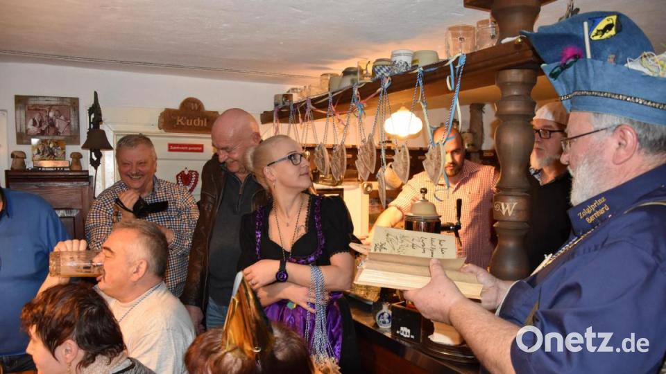 Verleihung der handgeschnitzten Zoiglorden beim "Waldhauser" Bild: ui