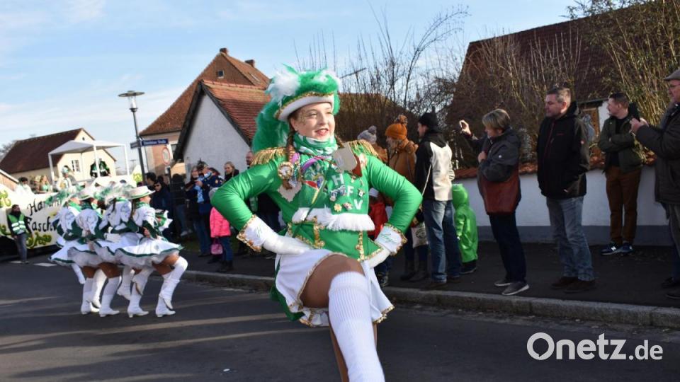 Der 3. Revival-Faschingszug schlängelte sich am Sonntag durch die Straßen von Hütten. Bild: rgr