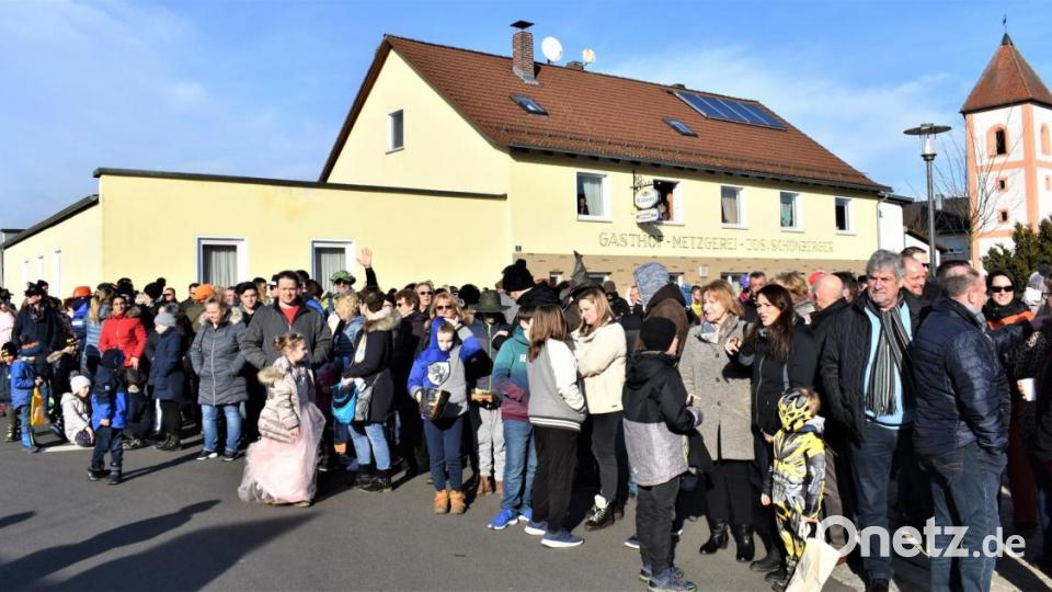 Der 3. Revival-Faschingszug schlängelte sich am Sonntag durch die Straßen von Hütten. Bild: rgr