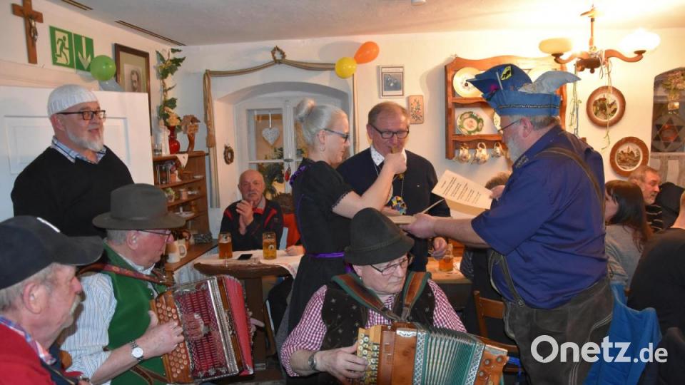 Verleihung der handgeschnitzten Zoiglorden beim "Waldhauser" Bild: ui