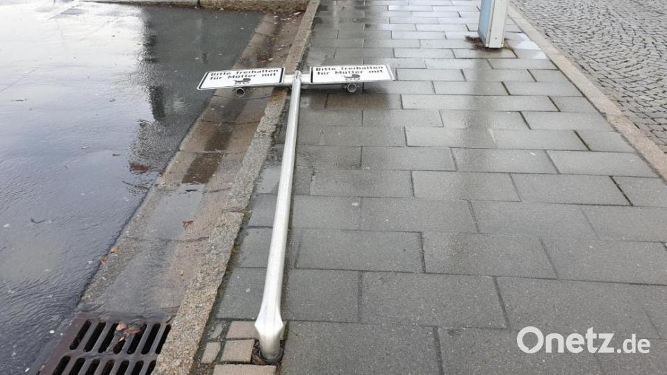 Wirklich umwerfend ist Orkan Sabine auch bei diesem Hinweisschild in der Dr.-Pfleger-Straße. Bild: msh