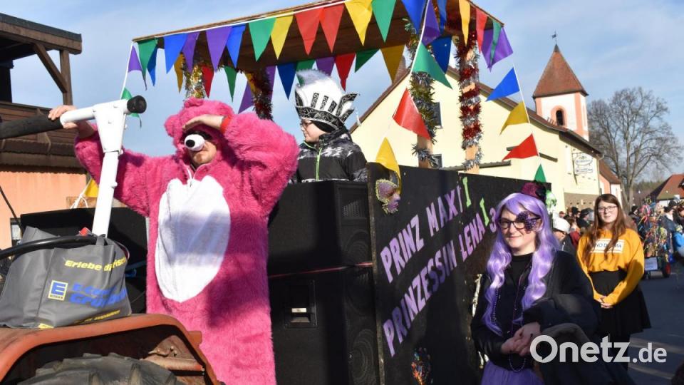 Der 3. Revival-Faschingszug schlängelte sich am Sonntag durch die Straßen von Hütten. Bild: rgr