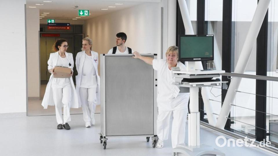 So sieht es aus, wenn eine Station am Klinikum Weiden im laufenden Betrieb umzieht. Pflegepersonal macht sich auf den Weg, und das wohl wichtigste Gerät muss auch mit: der Computer mit den Patientendaten. Bild: Gabi Schönberger