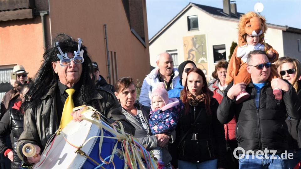 Der 3. Revival-Faschingszug schlängelte sich am Sonntag durch die Straßen von Hütten. Bild: rgr