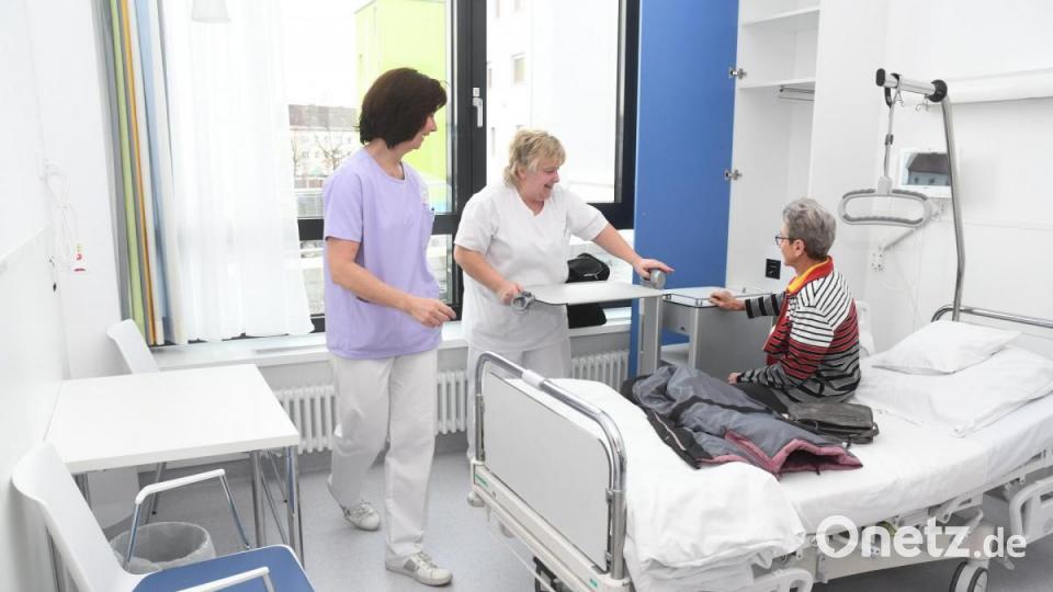 Im neuen Zimmer erklären die Pfleger der Patientin gleich, wie die neue Einrichtung funktioniert. Bild: Gabi Schönberger
