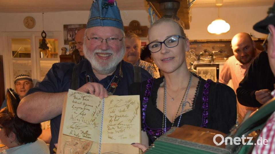 Nach der Verleihung verewigt sich jeder Ordensempfänger im ebenfalls handgeschnitzten Zoigl-Ordens-Buch. Bild: ui