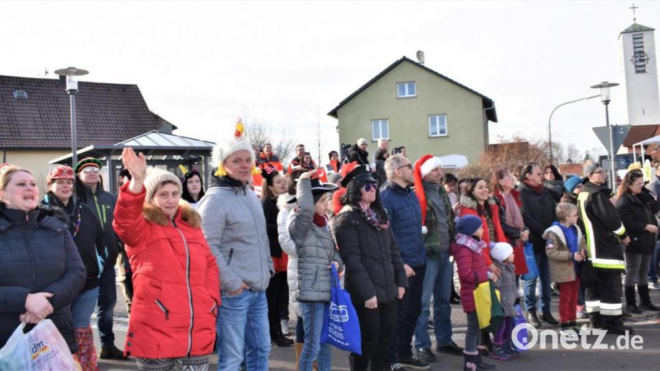 Der 3. Revival-Faschingszug schlängelte sich am Sonntag durch die Straßen von Hütten. Bild: rgr